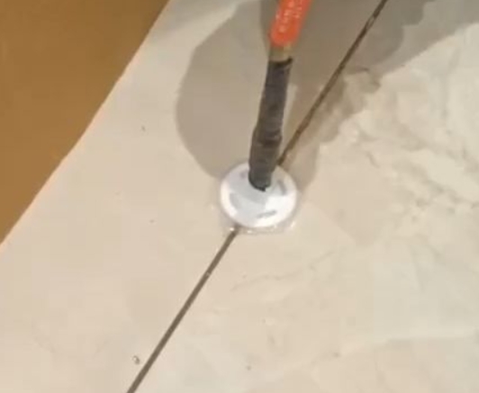 灯塔瓷砖空鼓维修公司专业解答瓷砖在铺贴过程中，如果没有涂抹均匀到位的粘结材料（如水泥砂浆或瓷砖胶），可能会导致以下问题