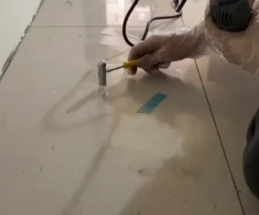 灯塔瓷砖开裂维修公司专业分享瓷砖在铺贴前如果没有沥干水分，将会导致以下问题