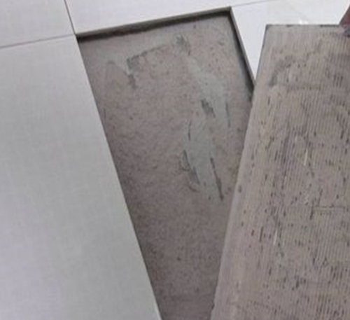 灯塔瓷砖空鼓维修公司分享瓷砖铺贴时如果打浆（即涂抹在瓷砖背面和基层上的砂浆或瓷砖胶）过少，会带来以下问题